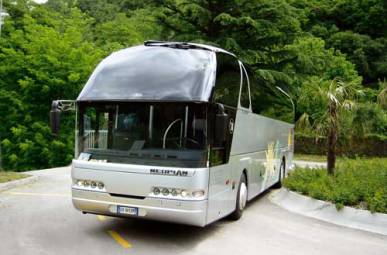 Reisebus zum Hotel Prokulus