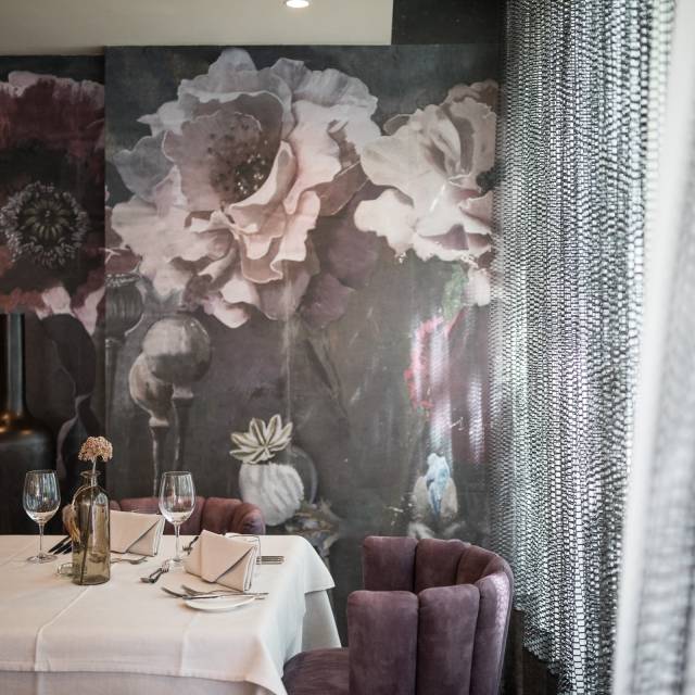 Restaurant mit floraler Tapete Hotel Prokulus
