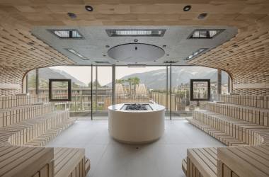 Holzverkleidete Eventsauna mit Blick auf die Alpen
