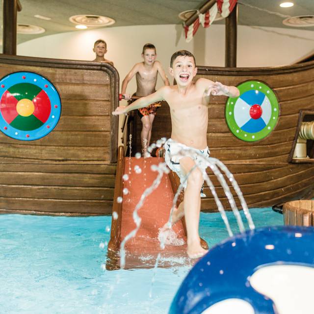 Kinder in Piratenschiff Wasserwelt Hotel Prokulus