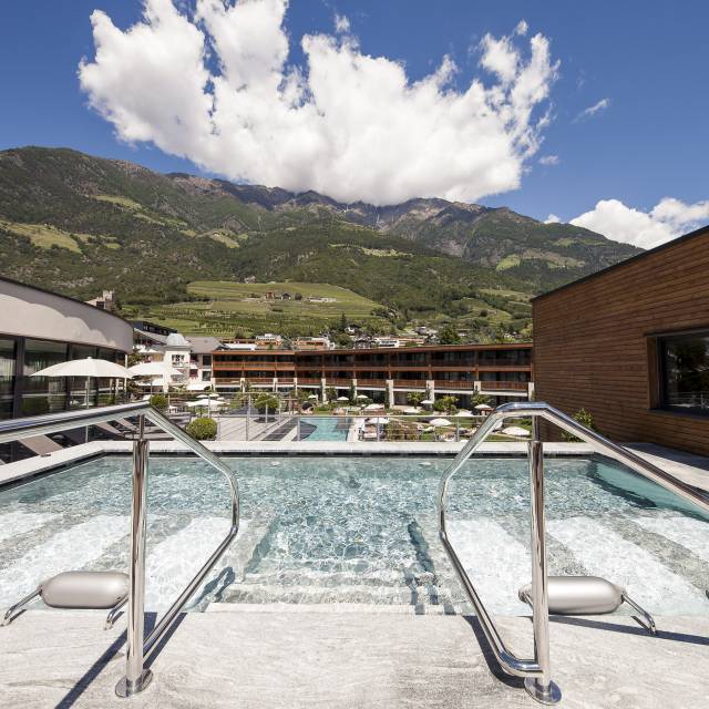 Whirlpool mit Aussicht auf die alpine Landschaft