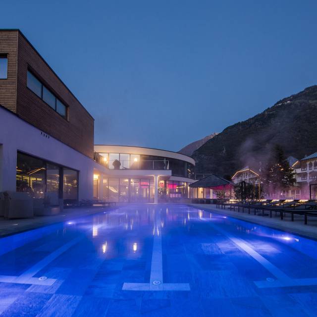 25 m Pool am Abend Hotel Prokulus