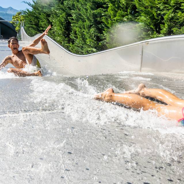 Kinder beim Rutschen im Sommer