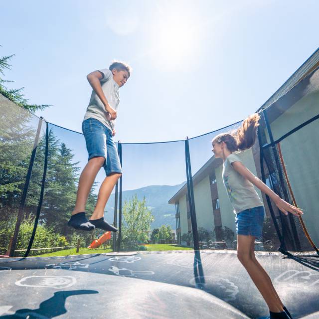 Kinder beim Trampolin-Springen