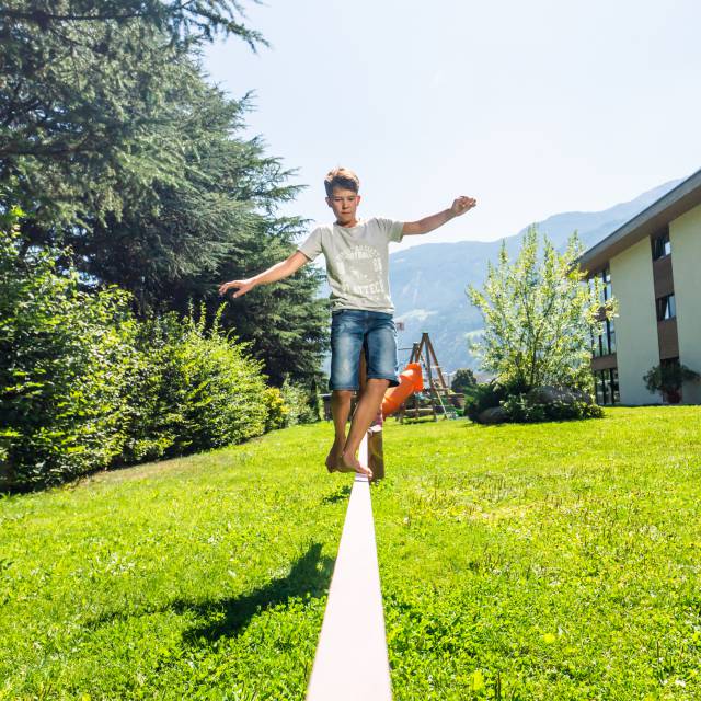 Junge balanciert auf Wiese