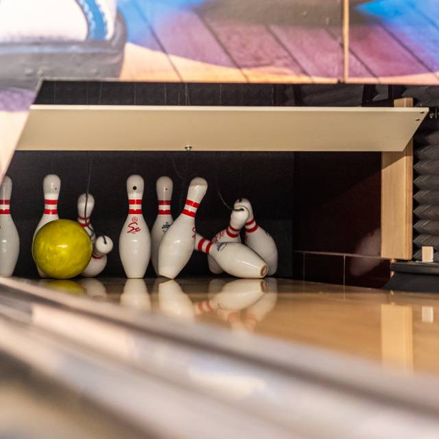 Umfallende Bowling-Pins