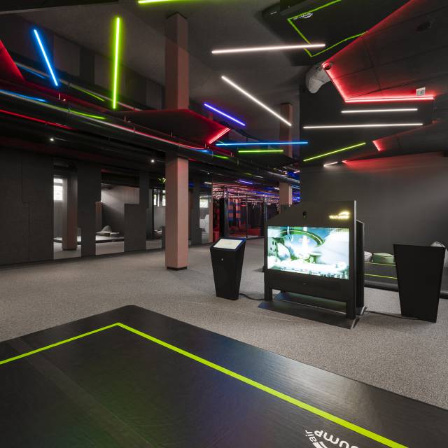 Prokulus Play Park bunt beleuchtet mit Trampolin