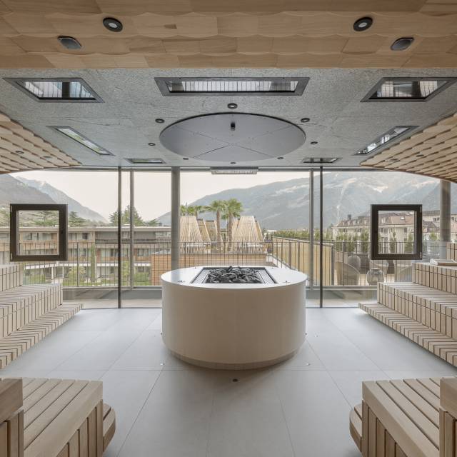 Holzverkleidete Eventsauna mit Blick auf die Alpen