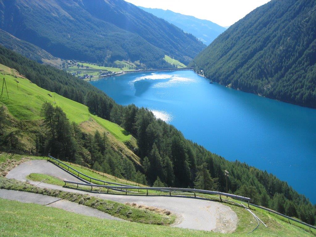 Bergstraße mit Blick auf den Reschensee