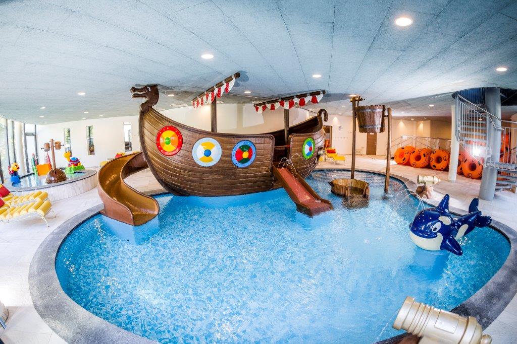 Kinderbecken mit Piratenschiff