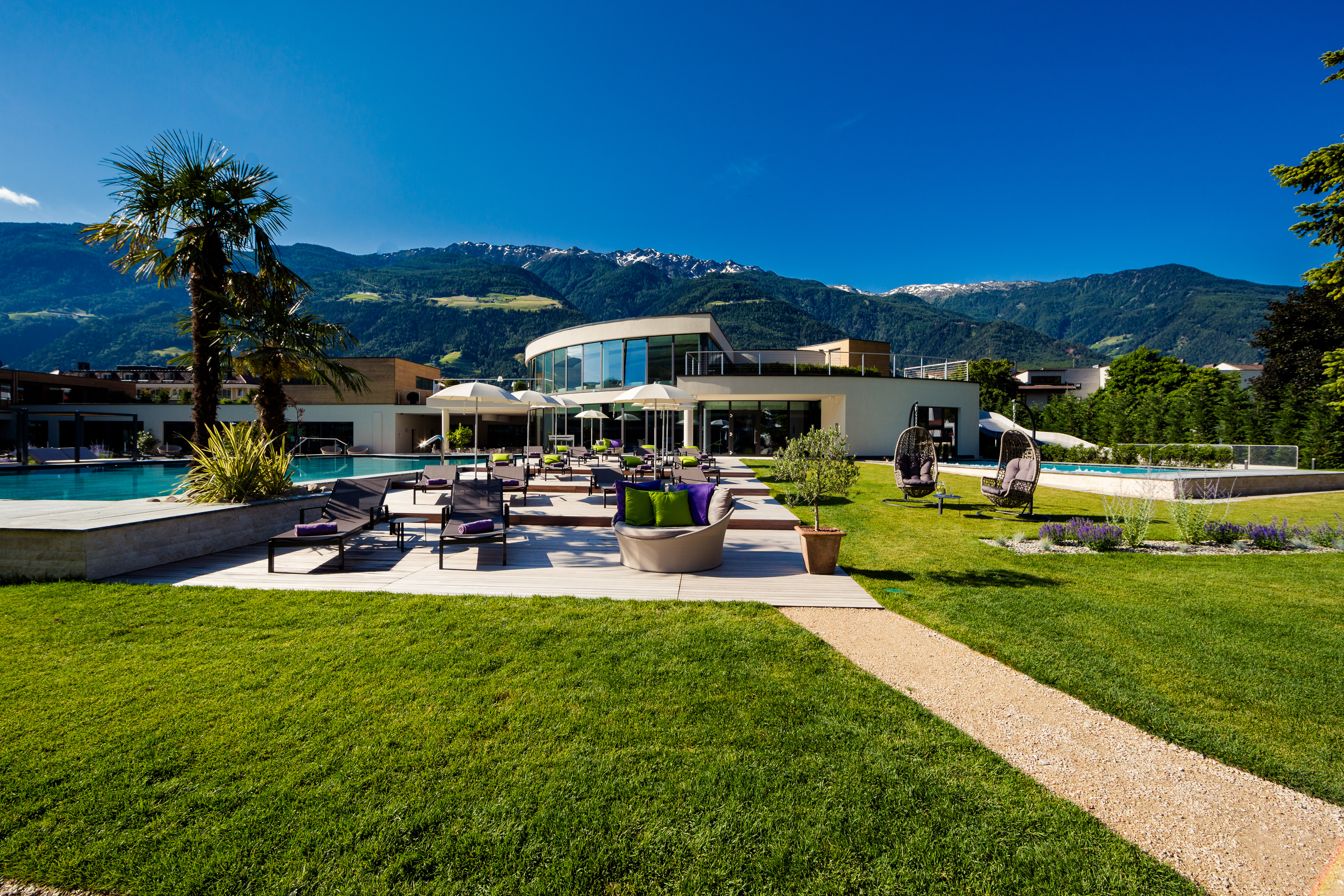 Sunbeds with a view of the Hotel Prokulus