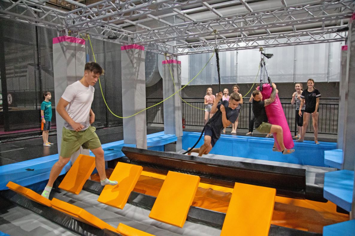 Ninja Warrior im Kletter- und Trampolinpark