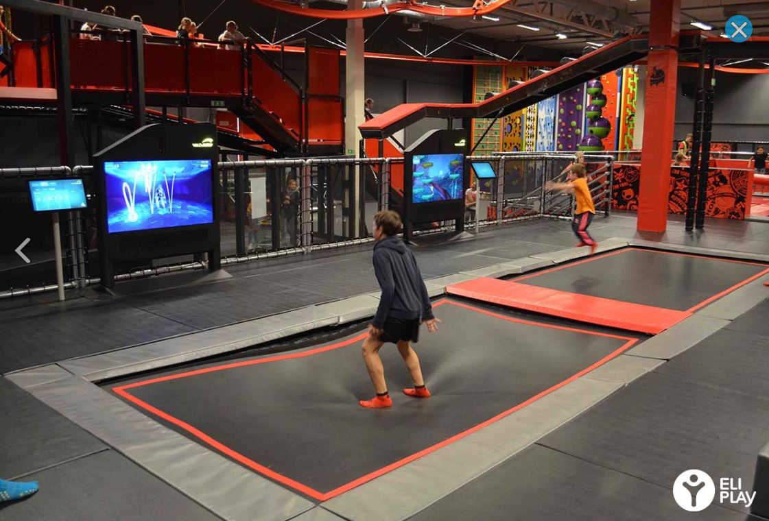 Kinder springen im Trampolinpark, Valo Jump