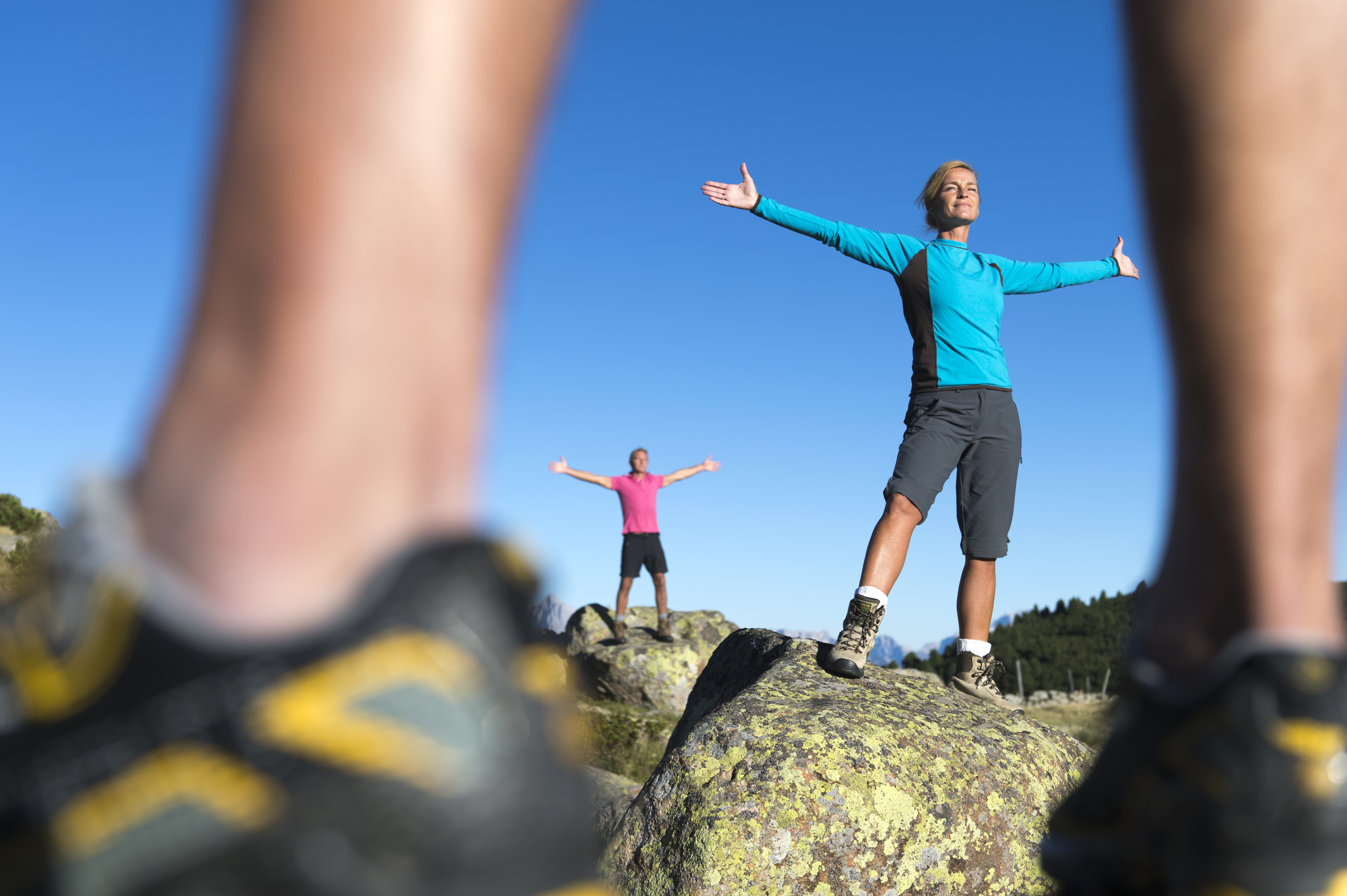 Wanderin mit ausgestreckten Armen